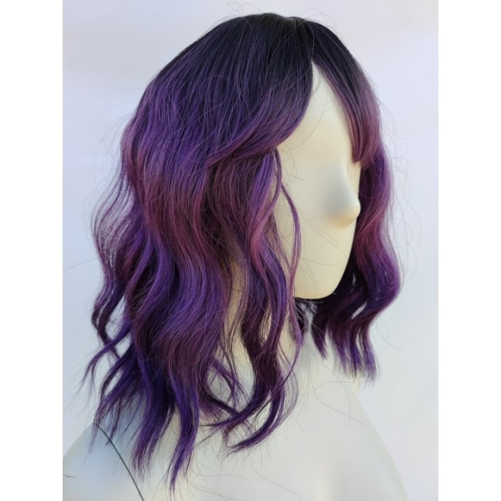 Peruka do ramion fale z grzywką loki fioletowa ciemny fiolet PK082