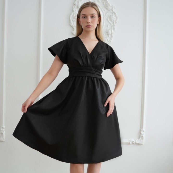 Sukienka midi CZARNA brokatowa z połyskiem za kolano kopertowy dekolt