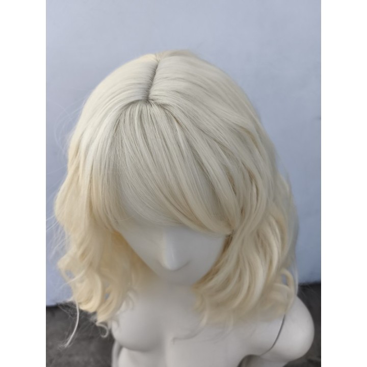 Peruka do ramion jasny ciepły blond fale z długą grzywką PK055