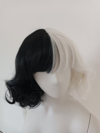 Peruka Cruella De Vil cosplay czarno biała loki PK026