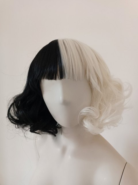 Peruka Cruella De Vil cosplay czarno biała loki PK026