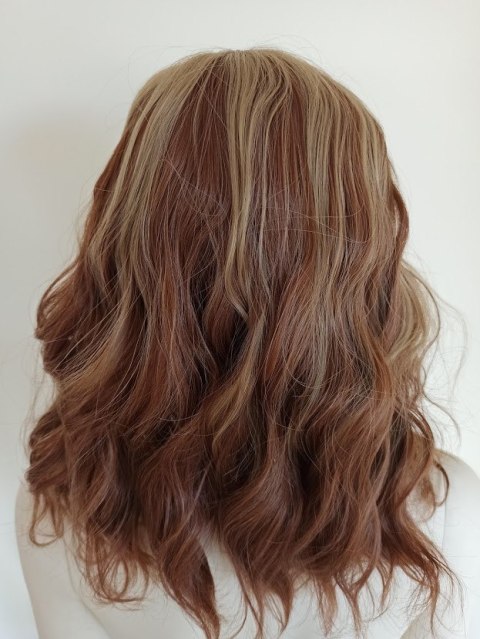 Peruka do ramion fale blond pasemka brąz lokowana PK071