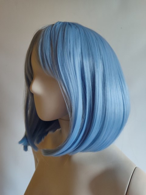 Peruka bob do ramion błękitna niebieska z grzywką cosplay PK113