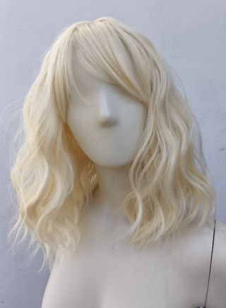 Peruka do ramion jasny ciepły blond fale z długą grzywką PK055