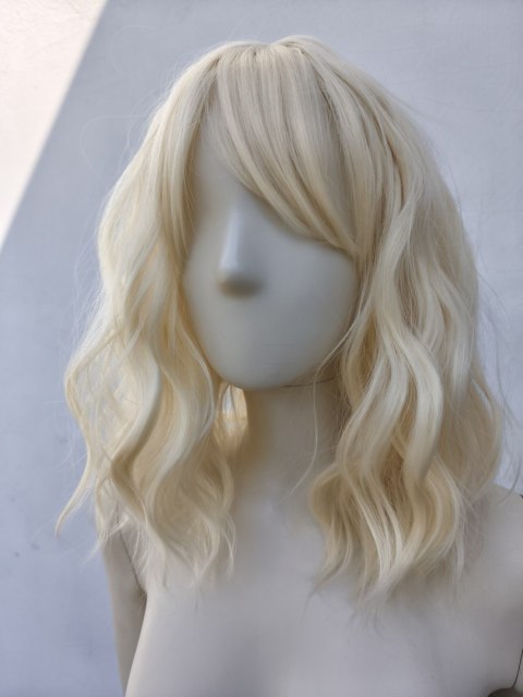Peruka do ramion jasny ciepły blond fale z długą grzywką PK055