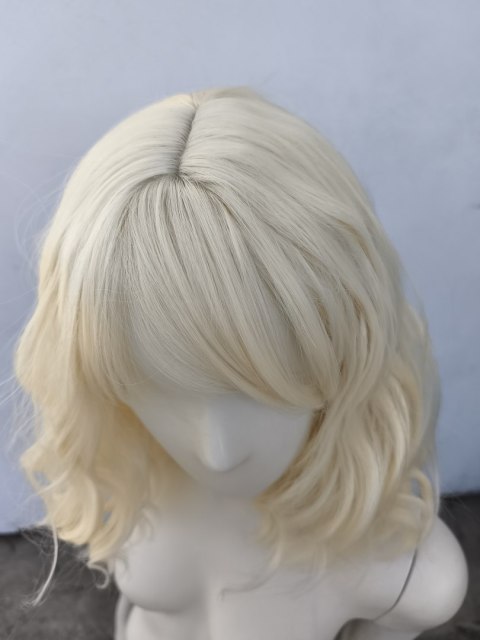 Peruka do ramion jasny ciepły blond fale z długą grzywką PK055