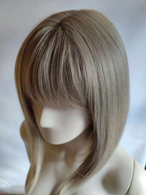 Peruka naturalny popielaty ciemny blond bob z grzywką do ramion PK115