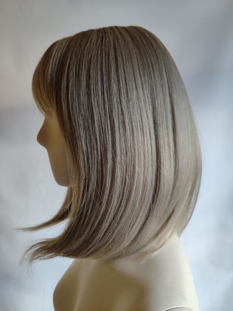 Peruka naturalny popielaty ciemny blond bob z grzywką do ramion PK115