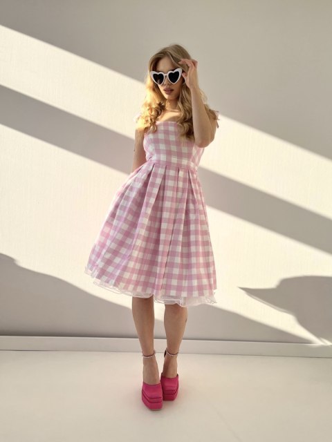 Sukienka pin up w kratkę rozkloszowana z koła retro różowa plisowana BARBIE